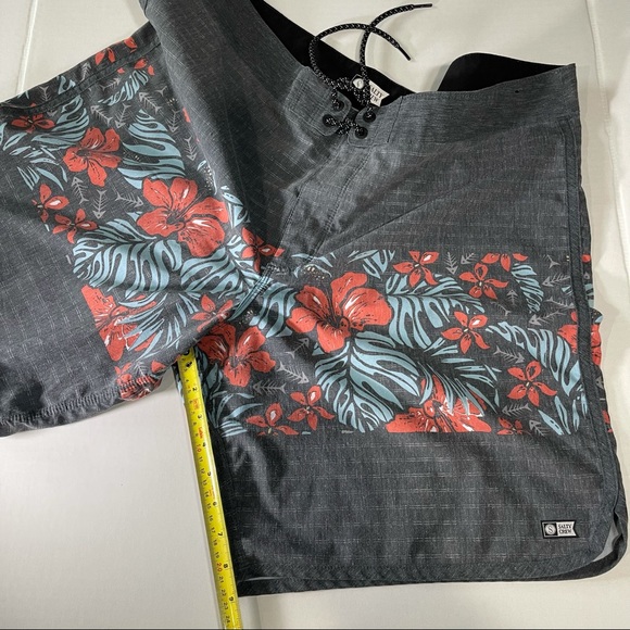 Salty Crew Board shorts Hawaiian style size 40 - Picture 7 of 15